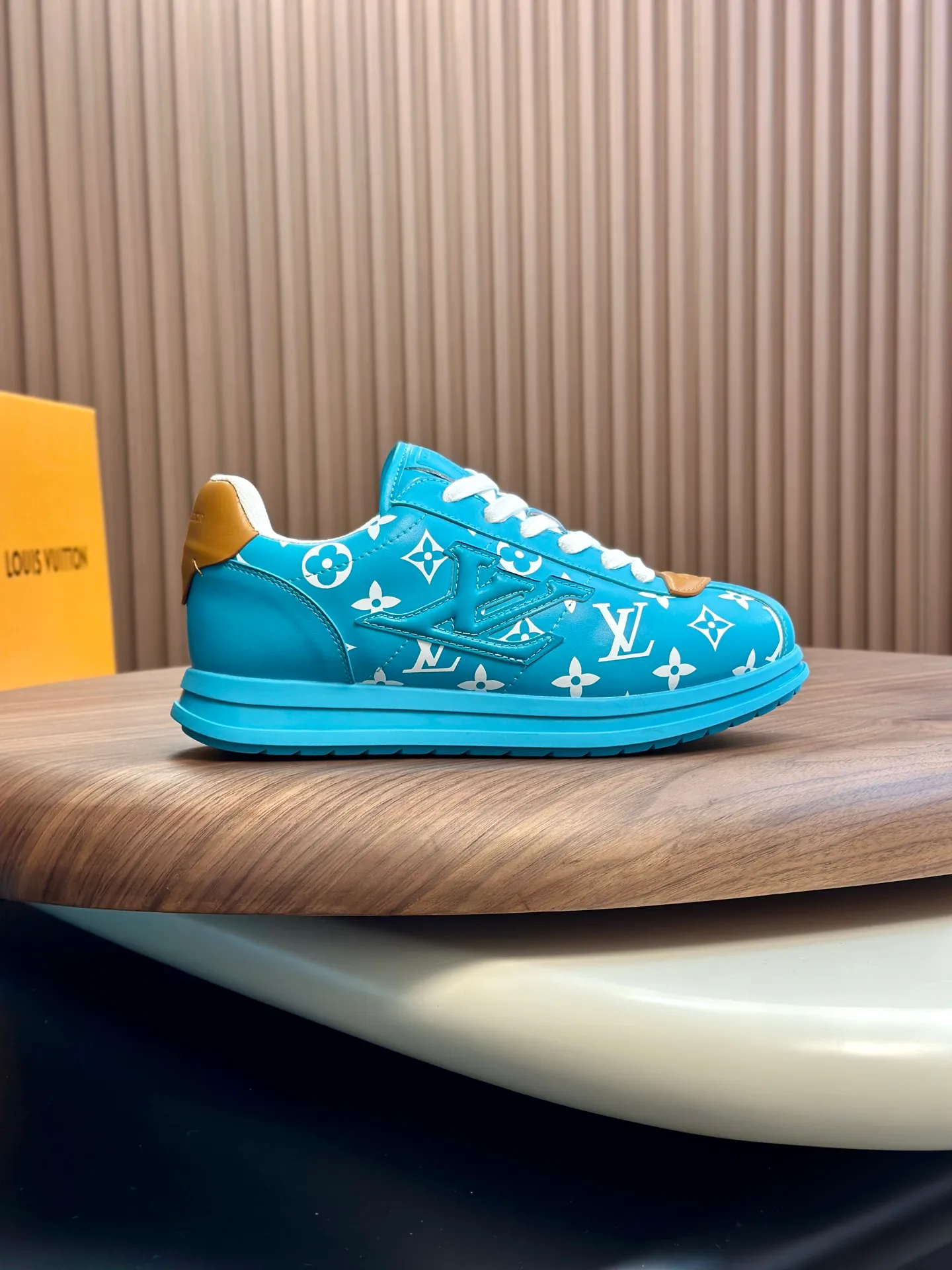 Factory direct sale ¥700💰Full set of packaging💰Top version LV-Louis Vuitton-Classic catwalk new style 1:1 developed replica of the original version! ! The upper foot is very comfortable. It is made of luxurious materials and fine workmanship. The midsole is printed with English letters "Made in Europe". The upper is made of calfskin imported from Italy. The side is decorated with the brand's LOGO and signature. The latest latex foot pads and mesh lining make the foot feel super comfortable. The original two-color TPU combination outsole is specially provided by the original factory. Bag technology Goodyear stitched edges Fabric: Exclusive custom first-layer cowhide Accessories: Exclusive private model Vuitton logo, lining: Customized silk mesh lining - first-layer silk cowhide lining Outsole: TPU combination outsole wear-resistant, non-slip and anti-yellowing Foot pads: new latex pads-mesh sweat-absorbent Counter technology: fully computerized sewing machine wire drawing Toe box back cover Hot and cold shaping Full set of pull-top last with medium and low logo pattern Counter packaging - Shoelaces, certificates, cards, instructions, certificates of quality, dust bags, the most comprehensive packaging on the Internet, men's size 339-44 (38/45 custom-made, non-refundable!